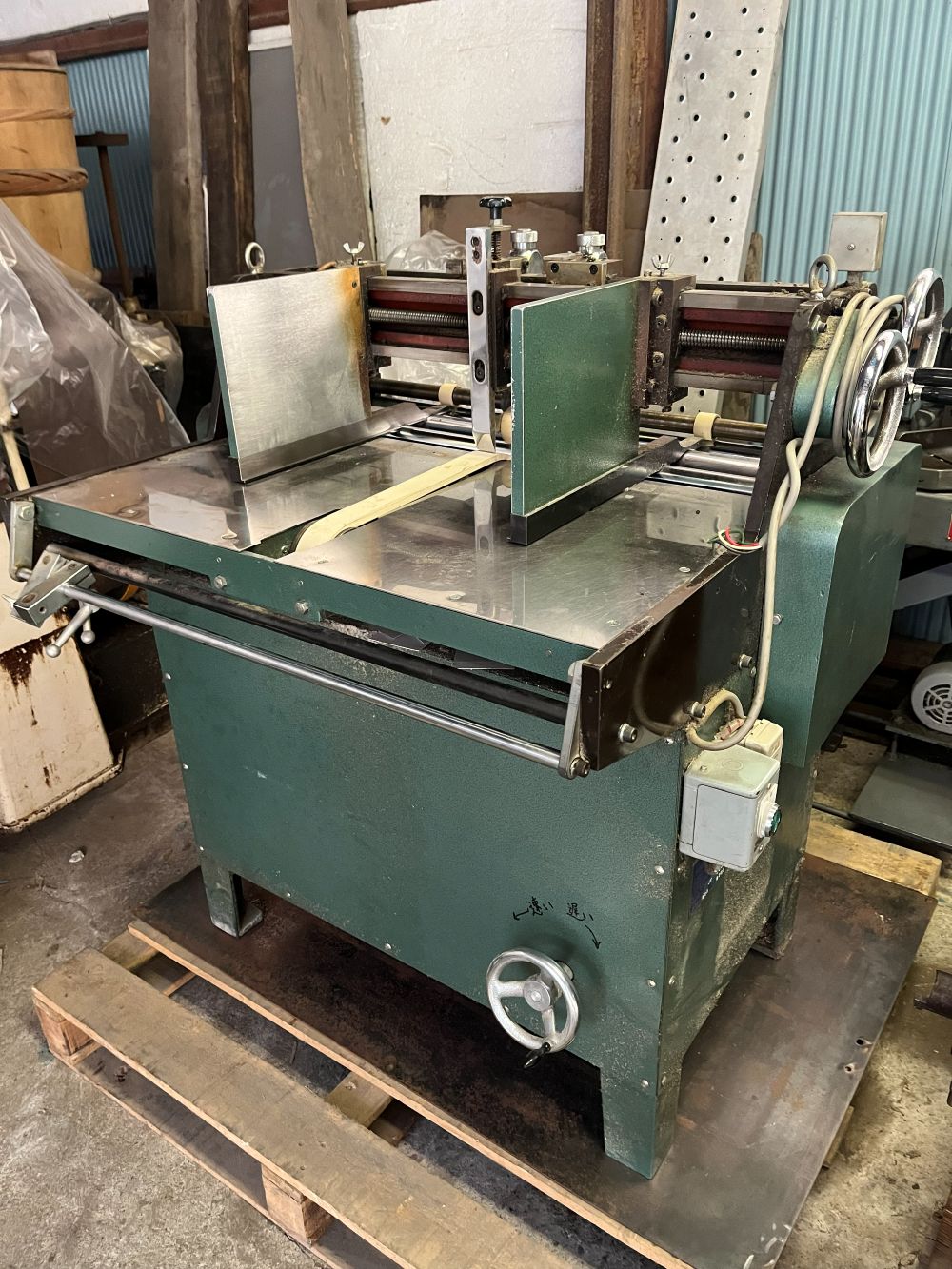 画像：高速自動切罫・罫線機